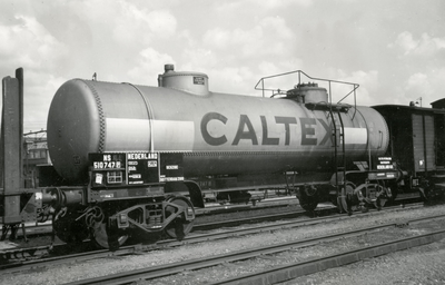 162023 Afbeelding van de goederenwagen (ketelwagen) nr. 510 747 van de N.S. voor Caltex op het emplacement te Utrecht.